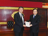 中大校長沈祖堯教授(左)與教育部郝平副部長(右)會晤。